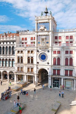 Venedik, İtalya - 21 Eylül 2020: ünlü St. Mark 's Clocktower ile Piazza San Marco' da ziyaretçiler. Turistler Venedik 'e dönüyor, ama son zamanlardan çok daha az..