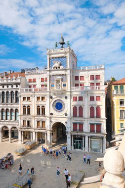 Venedik, İtalya - 21 Eylül 2020: ünlü St. Mark 's Clocktower ile Piazza San Marco' da ziyaretçiler. Turistler Venedik 'e dönüyor, ama son yıllara göre çok daha az..