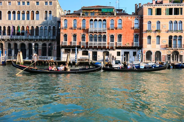 Venecia Italia Septiembre 2020 Los Gondoleros Llevan Los Turistas Sus — Foto de Stock