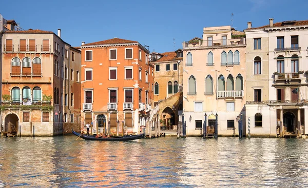 2020年9月21日 意大利 威尼斯 贡多莉乘坐他在大运河上的贡多拉酒店 穿过历史建筑 游客正在返回威尼斯 但比以前减少了很多 — 图库照片