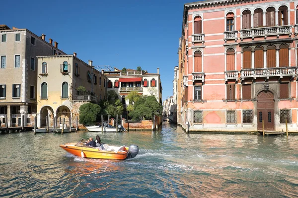 Venice Italy Сентября 2020 Желтая Моторная Лодка Гранд Канале Мимо — стоковое фото