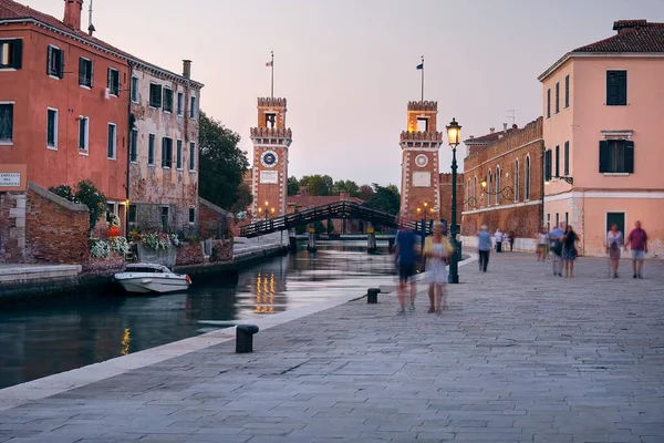 Venecia Italia Septiembre 2020 Gente Camina Largo Del Canal Por —  Fotos de Stock