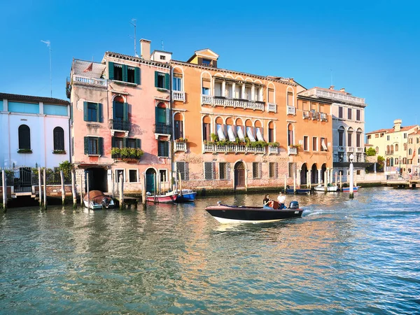 Venecia Italia Septiembre 2020 Barco Motor Gran Canal Que Atraviesa — Foto de Stock