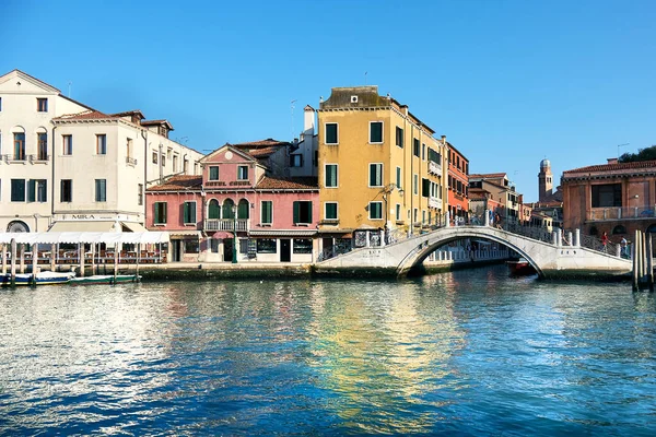 意大利威尼斯 2020年9月18日 阳光普照的意大利威尼斯传统房屋和人行天桥 — 图库照片