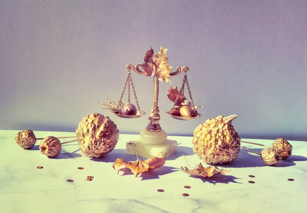 Minimalista Őszi Háttér Aranyozott Súlymérleg Arany Sütőtök Levelek Makkok Konfetti — Stock Fotó