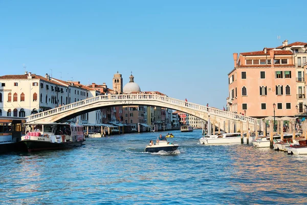 Venecia Italia Septiembre 2020 Casas Antiguas Barcos Amarrados Puente Peatonal —  Fotos de Stock