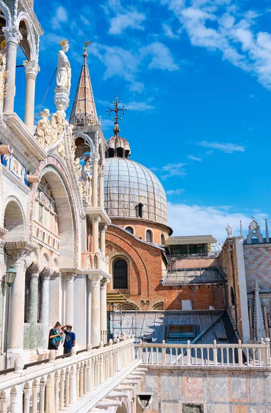 Venice Olaszország Szeptember 2020 Turisták Tetején Szent Márk Bazilika Élvezi — Stock Fotó