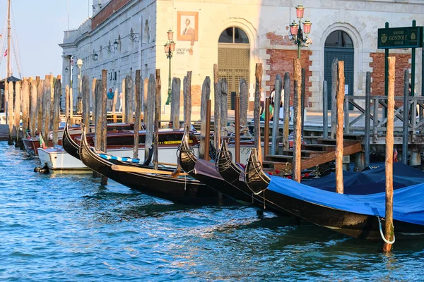 Venice Itália Setembro 2020 Gôndolas Ancoradas Grande Canal Por Punta — Fotografia de Stock