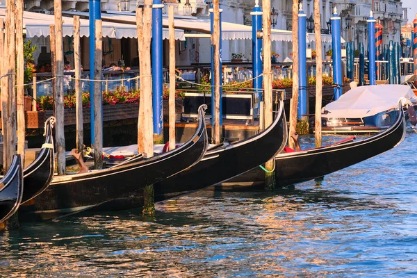 Venedig Italien September 2020 Gondolas Förtöjd Vid Strand Längs Canal — Stockfoto