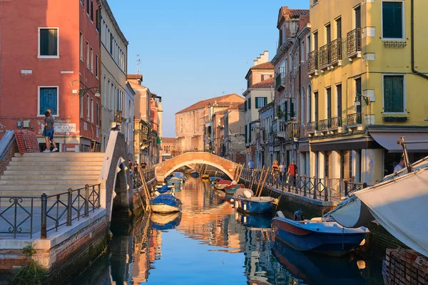 Venecia Italia Septiembre 2020 Casas Tradicionales Puente Peatonal Sobre Canal —  Fotos de Stock