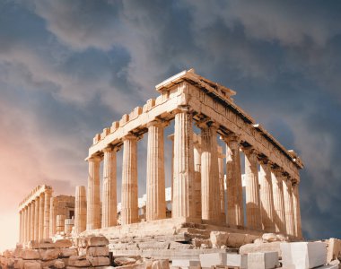 Parthenon tapınağı bulutlu aydınlık bir günde. Atina, Yunanistan 'da Akropol