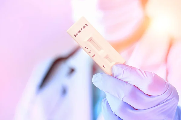 Medic Shows Rapid Laboratory Covid Test Detection Specific Antibodies Novel — Stock Photo, Image