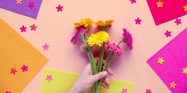 Hand Holding Bunch Gerbera Daisy Flowers Two Tone Geometric Paper — Stock Photo, Image