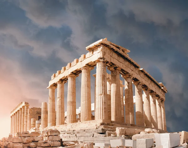Храм Парфенона Яскравий День Хмарами Акрополь Афінах Греція — стокове фото