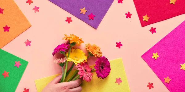 Hand Holding Gerbera Daisy Flowers Two Tone Geometric Paper Background — Stock Photo, Image