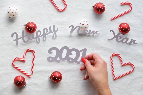 Mutlu Yıllar 2021 Metni Kadın Eli 2021 Numaralı Kağıtla Yatıyordu — Stok fotoğraf