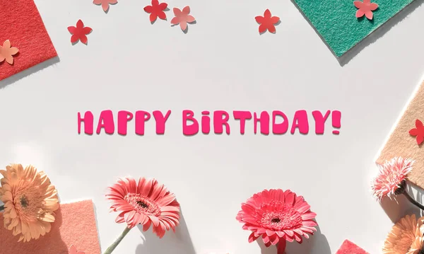 Doğum Günün Kutlu Olsun Mesajı Gerbera Papatya Çiçekleri Çiçek Konfetiyle — Stok fotoğraf