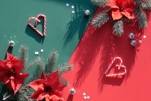 Kerst Feestelijke Achtergrond Rood Groen Met Schaduwen Bovenaanzicht Dennentwijgen Poinsettia — Stockfoto