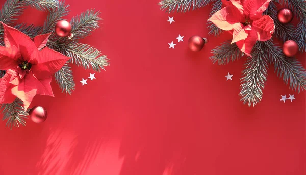 圣诞祝福横幅为红色和绿色 在红色的背景上 用冷杉枝条 尖塔和圣诞装饰品装饰着平坦的地面 还有带有阴影的复印空间 — 图库照片