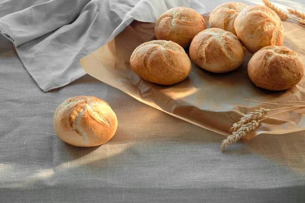 Rolos Pão Redondos Crusty Conhecidos Como Rolos Kaiser Viena Mesa — Fotografia de Stock