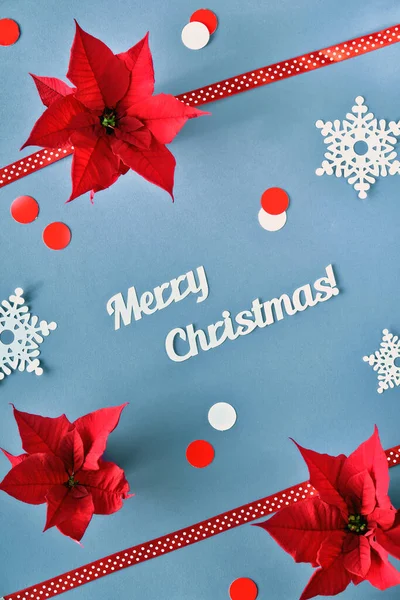 Mutlu Noeller Mesajı Gri Kağıttaki Kırmızı Süslemelerin Üst Görüntüsü Uzun — Stok fotoğraf