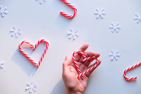 Fond Noël Panoramique Vue Dessus Avec Main Féminine Tenant Forme — Photo