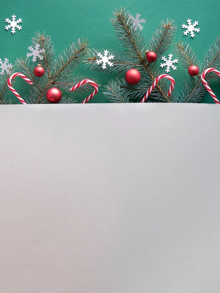 Natale Capodanno Sfondo Carta Grigia Verde Bicolore Ramoscelli Abete Con — Foto Stock