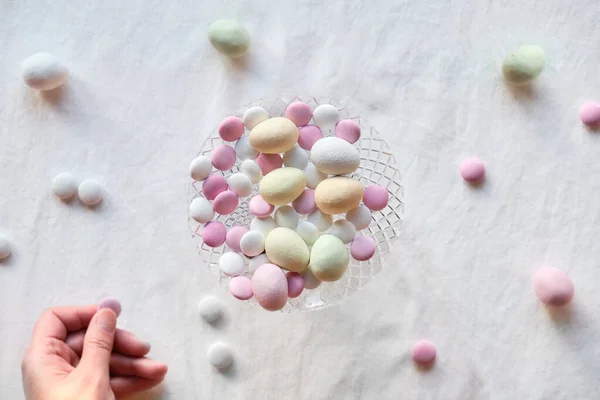 Badem Ezmesi Yumurtalı Çikolata Şekerli Mutlu Paskalya Kristali Vazoları Beyaz — Stok fotoğraf