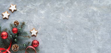 Gri desenli Sıfır Atık Noel geçmişi. Xmas düzlüğü, üst görünümü, panoramik pankart tasarımı. Köşe dekoru, doğal köknar dalları, kuru portakallar, çizgili şeker kamışları, koniler, yıldız kurabiyeleri ve kırmızı biblolar..