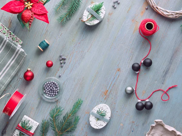 Fondo Natalizio Legno Grigio Bianco Rosso Posa Geometrica Piatta Con — Foto Stock