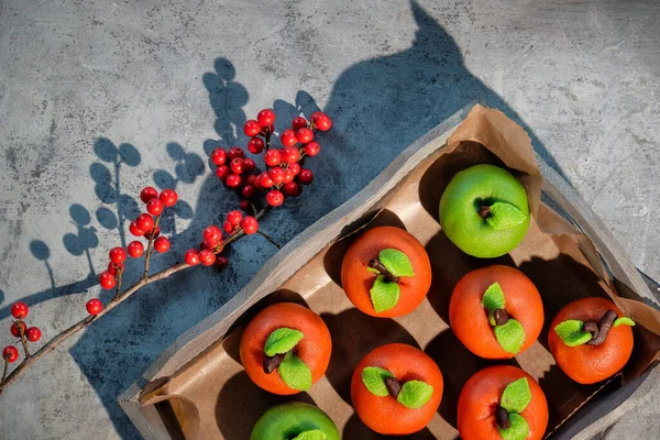 Manzanas Esponja Mazapán Verdes Rojas Sabroso Postre Creativo Bandeja Madera — Foto de Stock