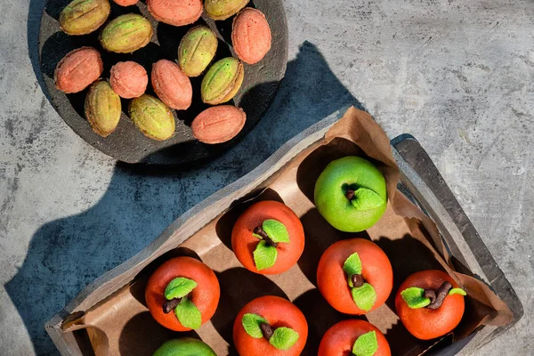 Manzanas Con Esponja Mazapán Nueces Rellenas Leche Condensada Azucarada Sabroso — Foto de Stock