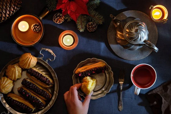 맛있는 케이크 그리고 잔이다 크리스마스 전나무 잔가지에 Xmas Top View — 스톡 사진