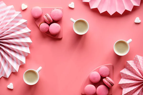 ピンク色の紙に創造的なモノクロフラットレイ おいしいマカロンと3杯のコーヒー 折り目付きの紙ファンと砂糖の心 — ストック写真