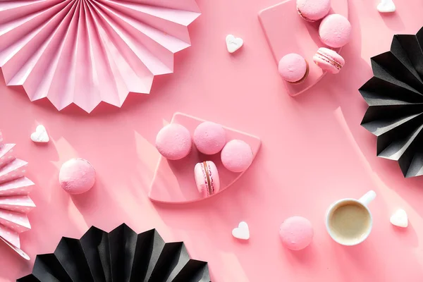 Macaroons Doces Saborosos Café Apartamento Monocromático Criativo Põe Papel Cores — Fotografia de Stock