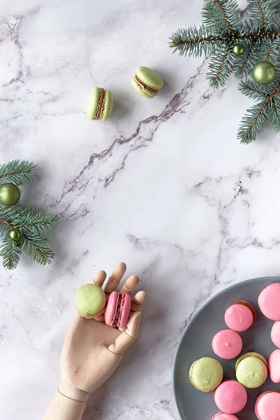 Macarons Rose Vert Menthe Main Bois Sur Assiette Grise Dessert — Photo