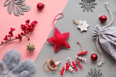 Sıfır İsraf Noeli için sürdürülebilir doğal hediyeler. Xmas kutlaması için ekstra atık olmadan bilinçli tüketim. Tekstil, cam ve ahşap oyuncaklar, düz katmanlı pembe kağıt arka planda yatıyordu.