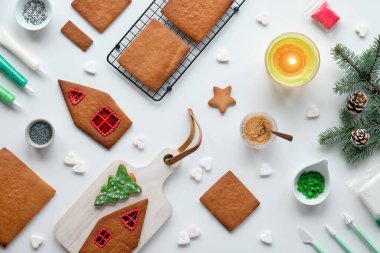 Zencefilli ev yapımı, beyaz arka planda pişirilmiş detaylar. Xmas 'ın pişirme geçmişi. Yaratıcı şenlik yemekleri. Aile tatilleri için el yapımı yaratıcı projenin üst görünüm düzenlemesi..