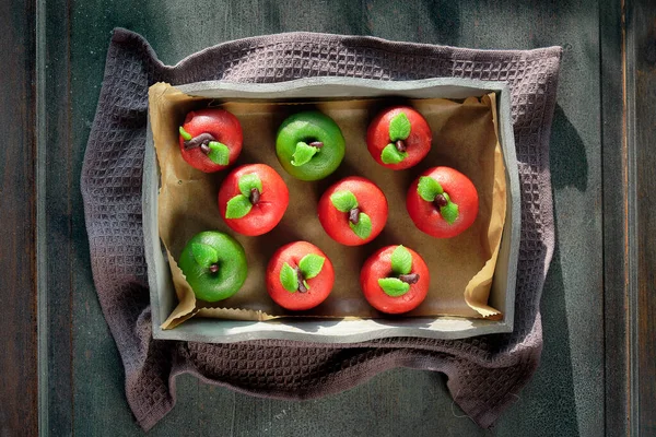 스펀지 녹색과 빨간색 쟁반에 수건을 맛있는 창조적 디저트 — 스톡 사진