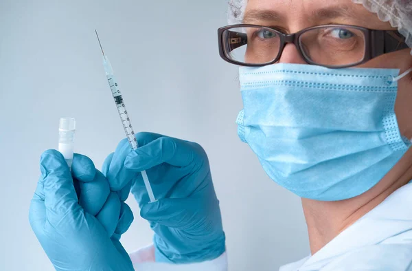 Concepto Vacuna Contra Coronavirus Médico Médico Enfermero Con Vial Jeringa — Foto de Stock