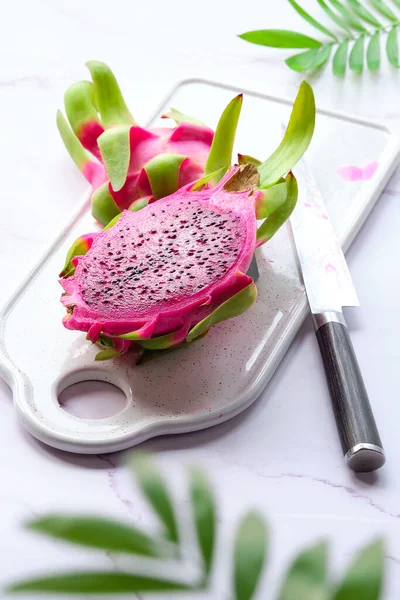 Fruits Roses Dragon Pitaya Pitahaya Coupés Cubes Sur Assiette Blanche — Photo