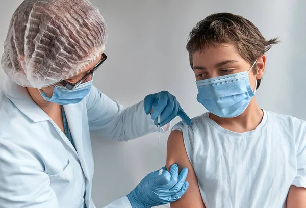 Coronavirus Grippe Oder Masern Impfkonzept Sanitäter Arzt Oder Krankenschwester Schutzkleidung — Stockfoto