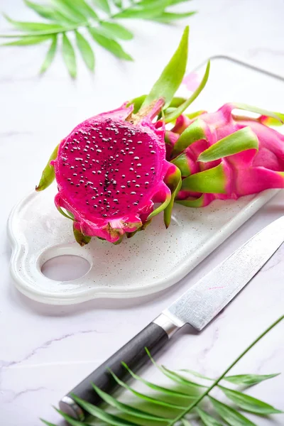 Fruits Roses Dragon Pitaya Pitahaya Coupés Cubes Sur Assiette Blanche — Photo