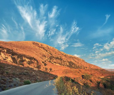 Yunanistan 'ın Girit adasındaki Heraklion dağlarındaki kırsal yol.