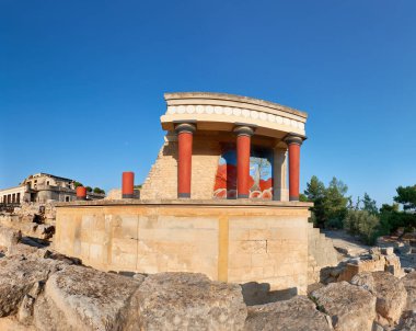 Cnossos Tapınağı. Kuzey Portico, Knossos, Girit, Yunanistan. Mavi gökyüzü ile panoramik görüntü. Knossos Girit 'teki en büyük Bronz Çağı arkeoloji alanıdır..