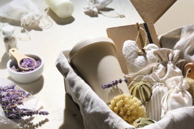 El yapımı lavanta kesesi. Tekstil torbaları ve yumuşak kalpler. Sıfır atık hediye ile el ele tutuşan karton paket. Düşük etkili yaşam tarzı hediye paketi göndermeye hazır. Dolma için kuru lavanta çiçekleri..