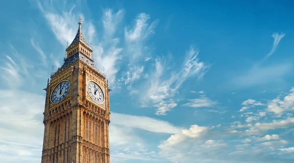 英国伦敦的大本钟塔 天气晴朗 带复制空间的全景构图 带羽毛云彩的蓝天文本空间 — 图库照片