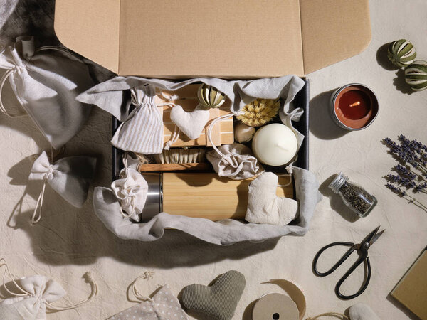 Сухие лавандовые цветы. Саше из лаванды ручной работы в текстильных пакетах и мягких сердечках. Картонная посылка с нулевыми отходами. Кофейная чашка многоразового использования. Подарочный пакет услуг.