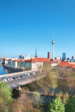 Spree nehri ve Alexanderplatz nehri de dahil olmak üzere bahar aylarında Easl Berlin Merkezi 'nin hava manzarası.
