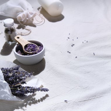 El yapımı lavanta kesesi tekstil torbaları ve pamuk masa örtüsü üzerinde pamuk kalpler, fotokopi-boşluk. Kalıntılı kağıt ve lavanta yağında kurumuş lavanta çiçekleri. Doğal ev yapımı hediyeler. Sıfır atık yaşam tarzı.